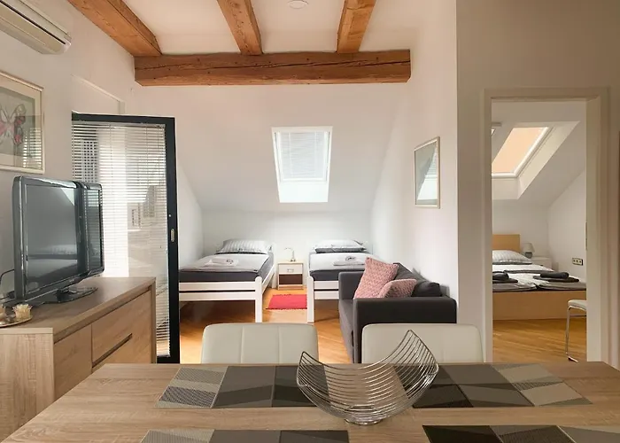 Ela's Apartman Komenda